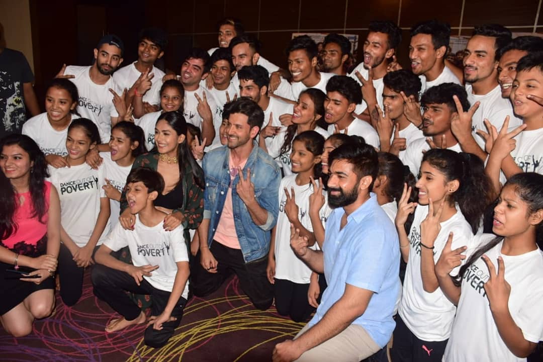 Hrithik Roshan And Mrunal Thakur Promoting Super 30 Movie With Dance School Kids