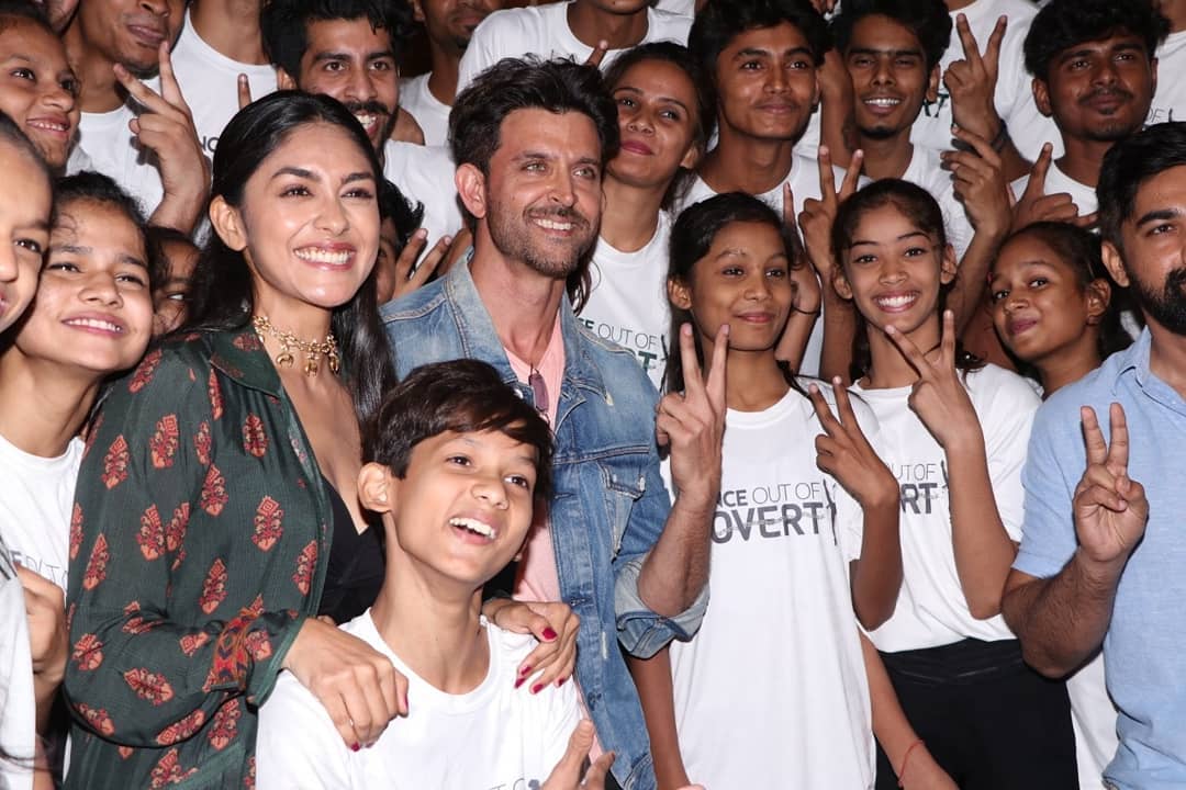 Hrithik Roshan And Mrunal Thakur Promoting Super 30 Movie With Dance School Kids