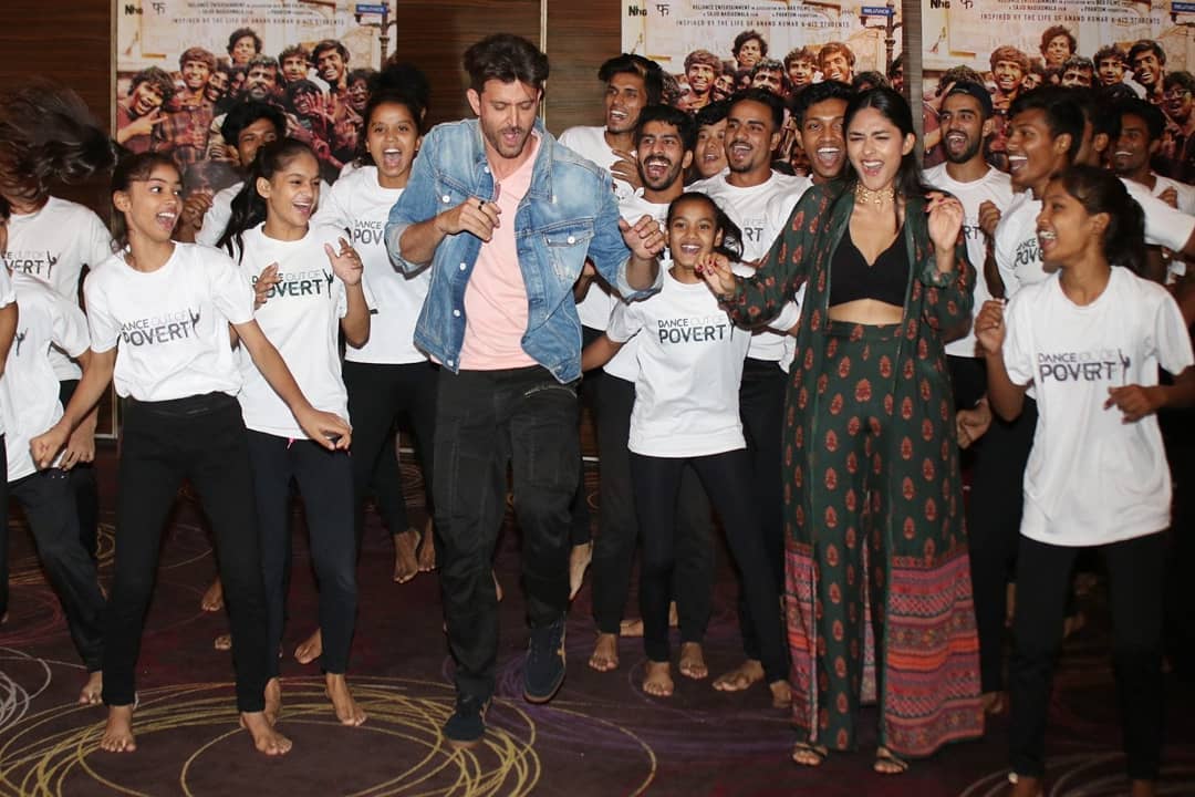 Hrithik Roshan And Mrunal Thakur Promoting Super 30 Movie With Dance School Kids