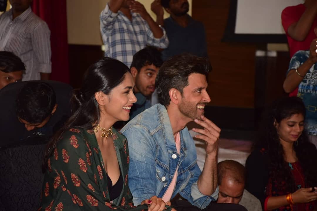 Hrithik Roshan And Mrunal Thakur Promoting Super 30 Movie With Dance School Kids