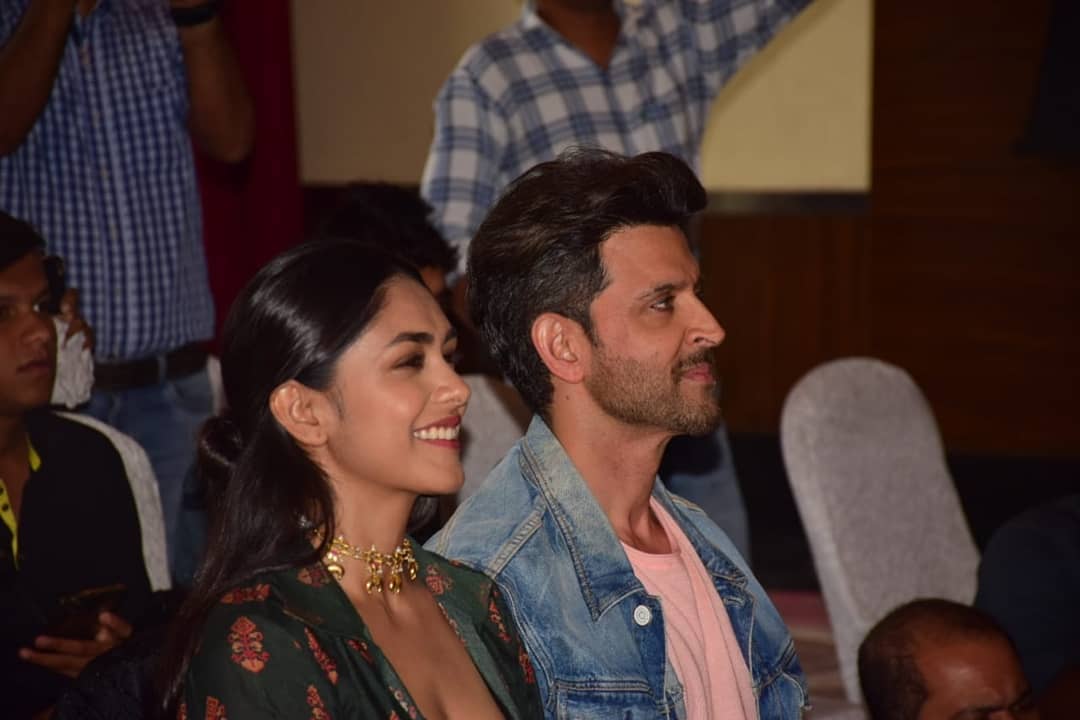 Hrithik Roshan And Mrunal Thakur Promoting Super 30 Movie With Dance School Kids