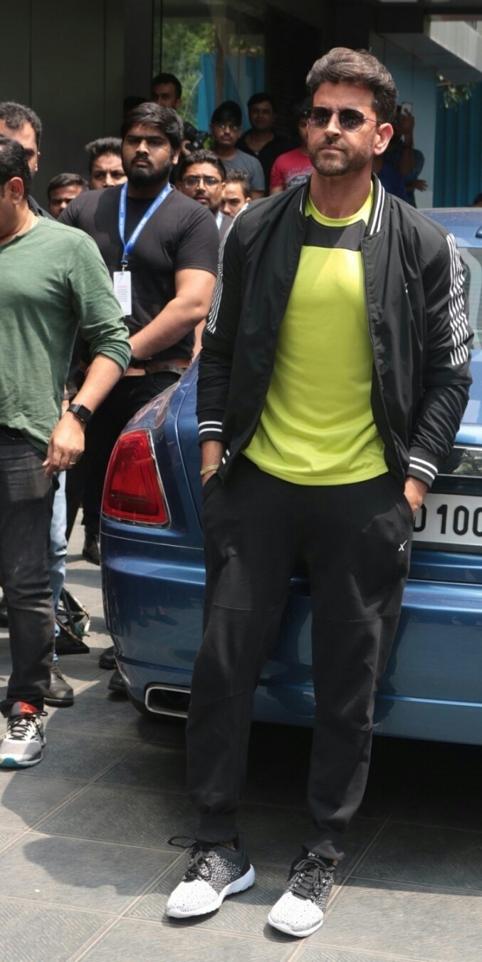 Hrithik Roshan Looking Handsome At Juhu
