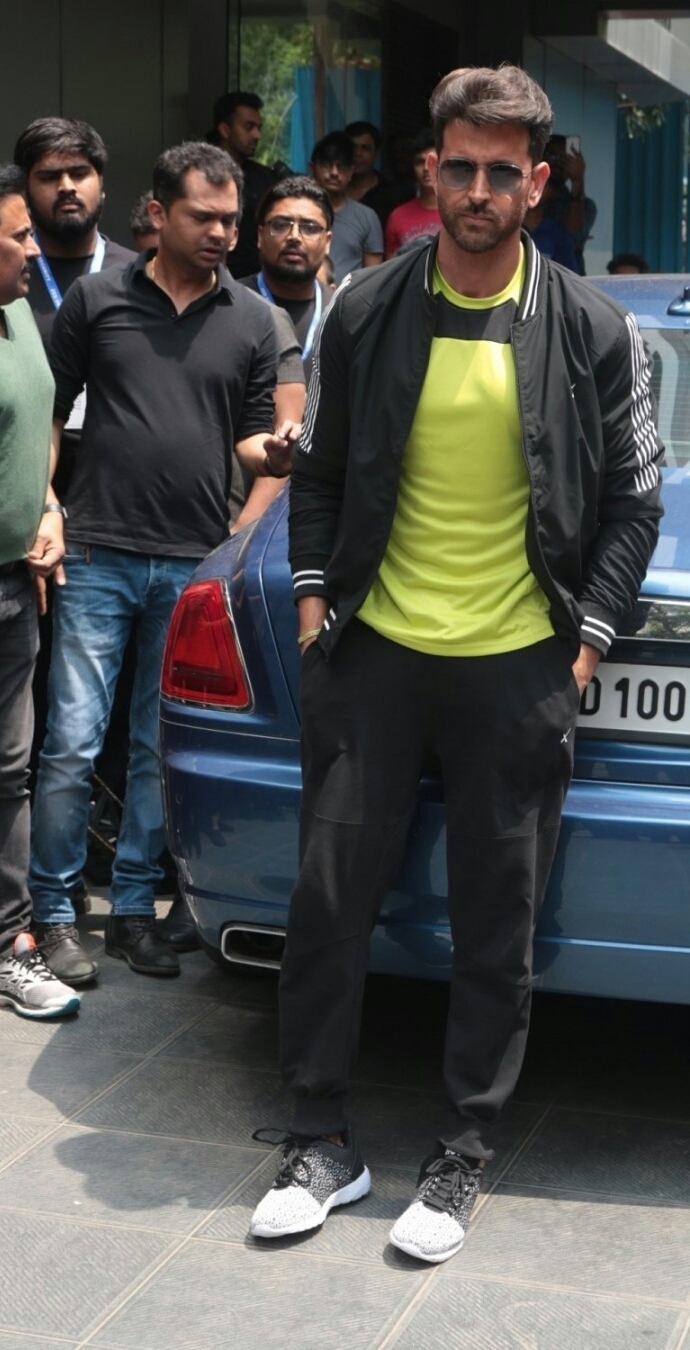 Hrithik Roshan Looking Handsome At Juhu