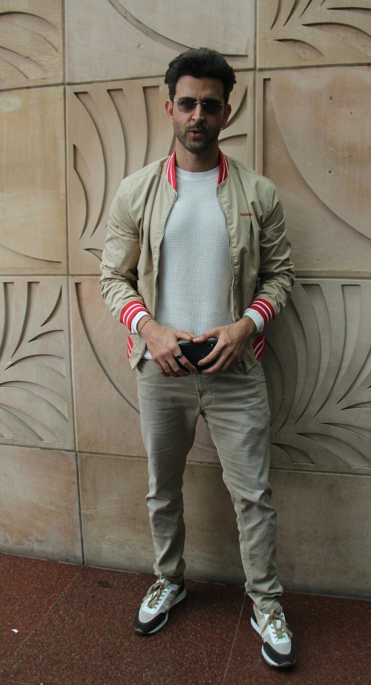 Hrithik Roshan Watching Super 30 Fans With Mumbai