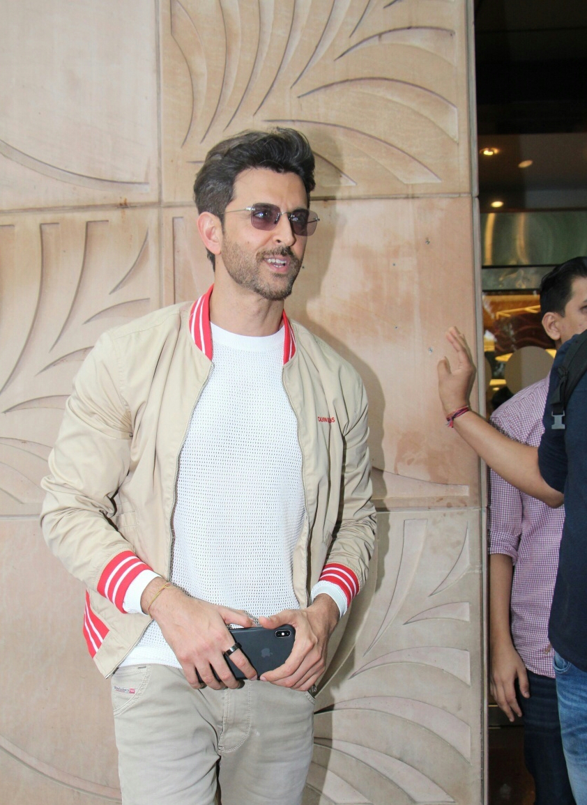 Hrithik Roshan Watching Super 30 Fans With Mumbai