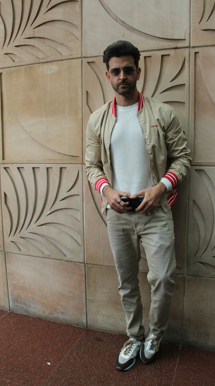 Hrithik Roshan Watching Super 30 Fans With Mumbai