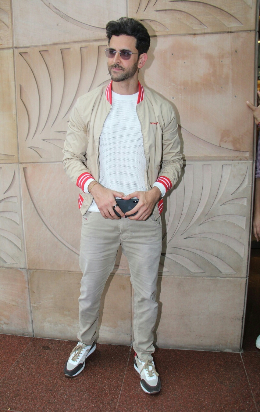 Hrithik Roshan Watching Super 30 Fans With Mumbai