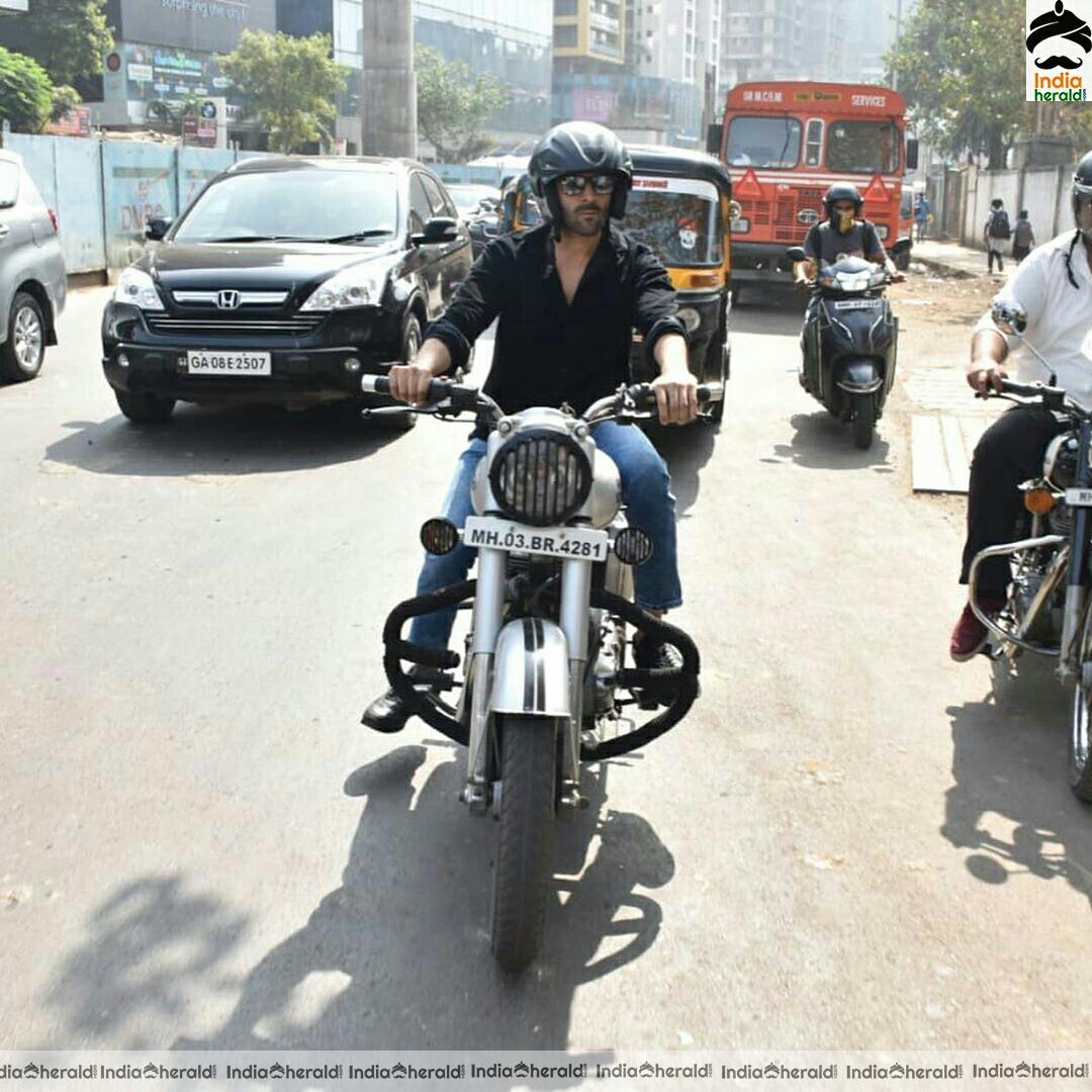 Kartik Aaryan ridding bike in street of mumbai