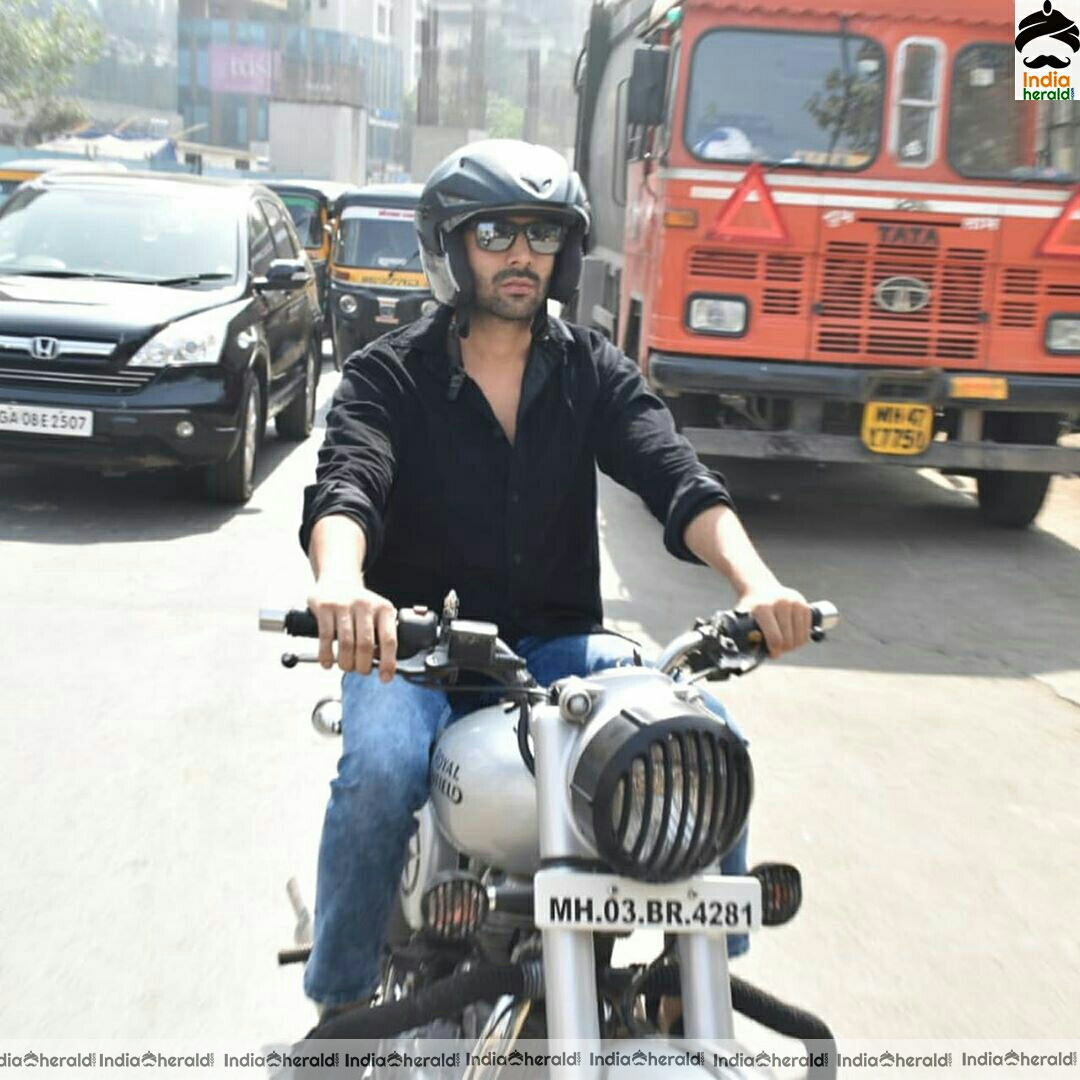 Kartik Aaryan ridding bike in street of mumbai
