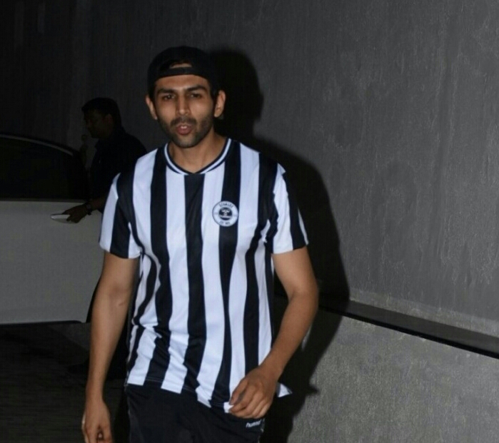 Kartik Aryan Seen At Bandra
