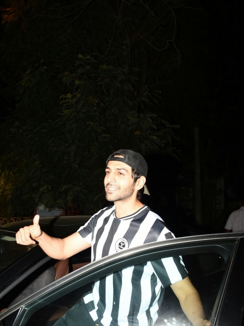 Kartik Aryan Seen At Bandra