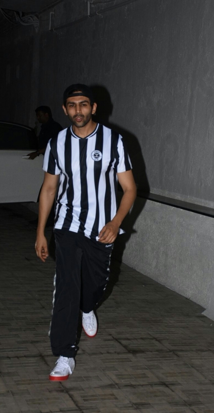 Kartik Aryan Seen At Bandra