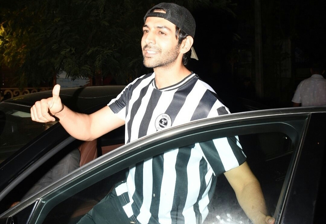 Kartik Aryan Seen At Bandra