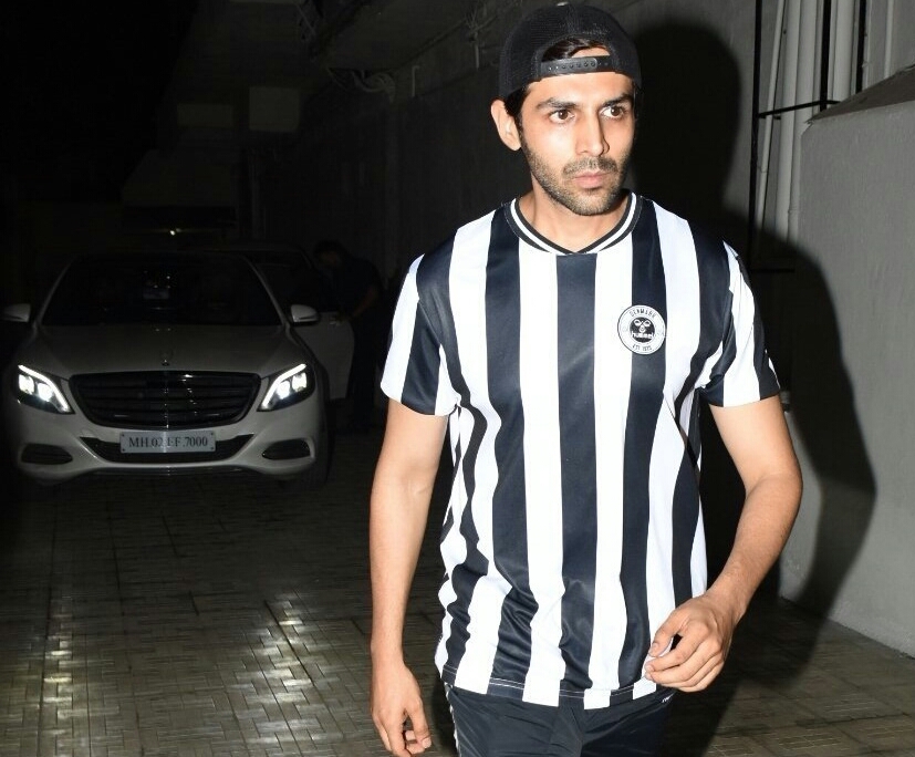 Kartik Aryan Seen At Bandra
