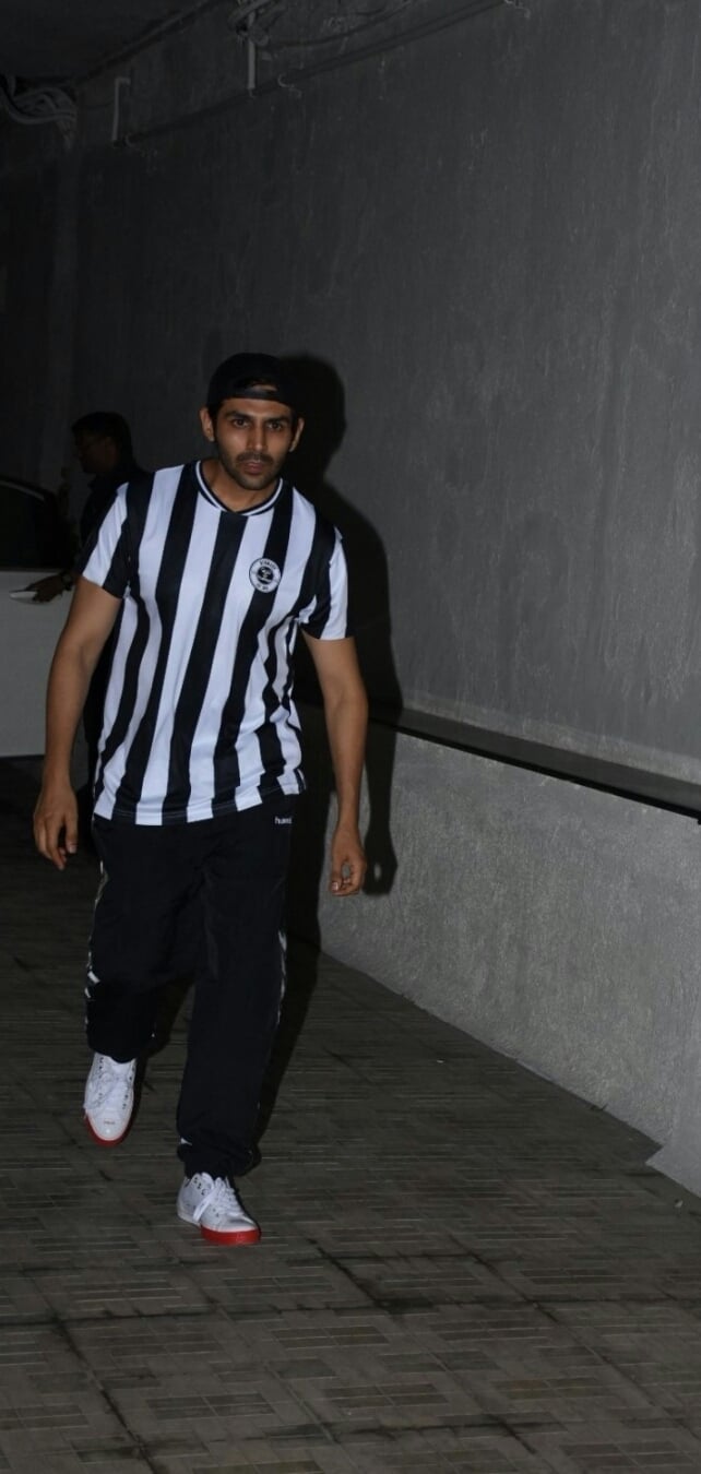 Kartik Aryan Seen At Bandra