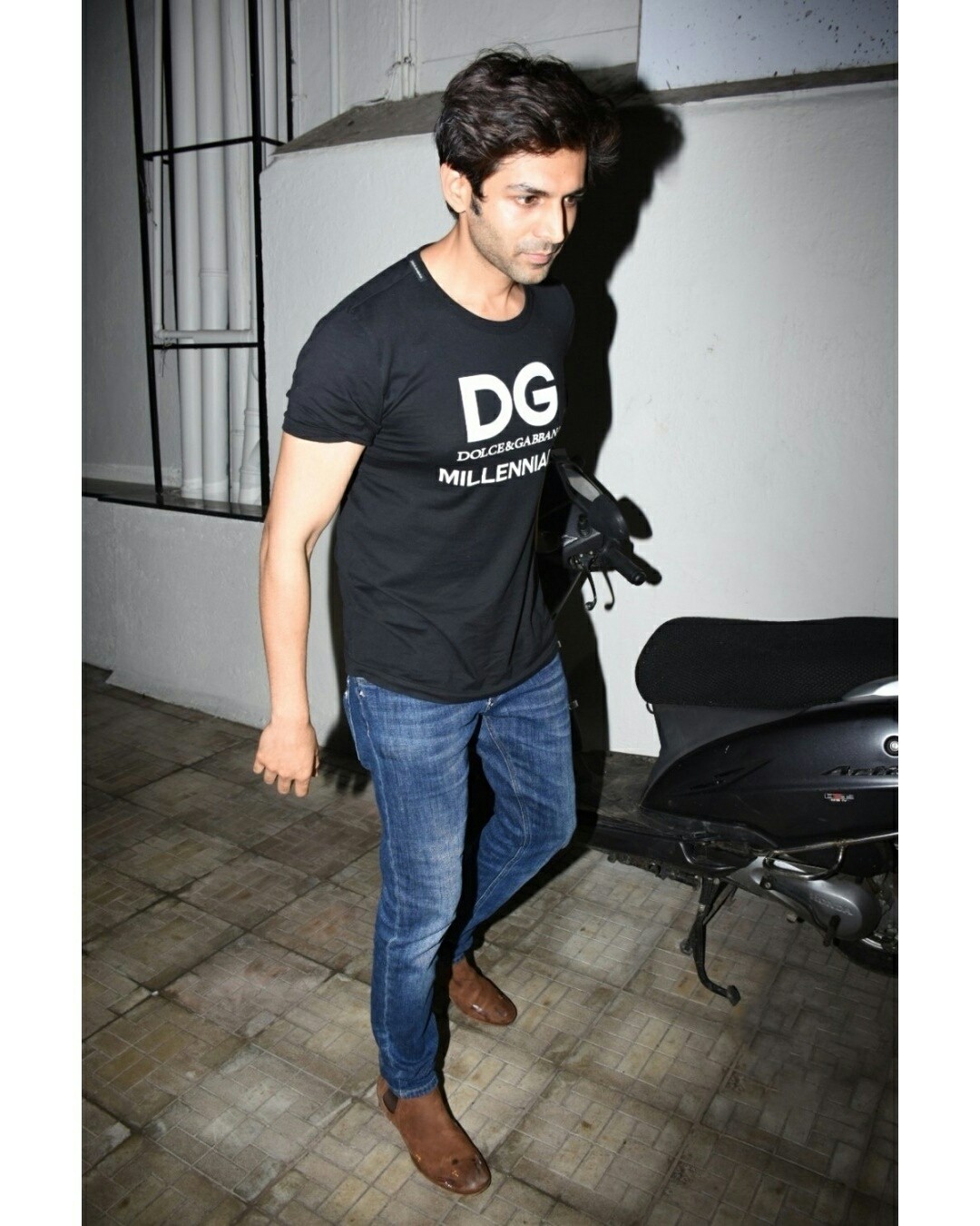 Kartik Aryan Seen Outside Dharma Production Office