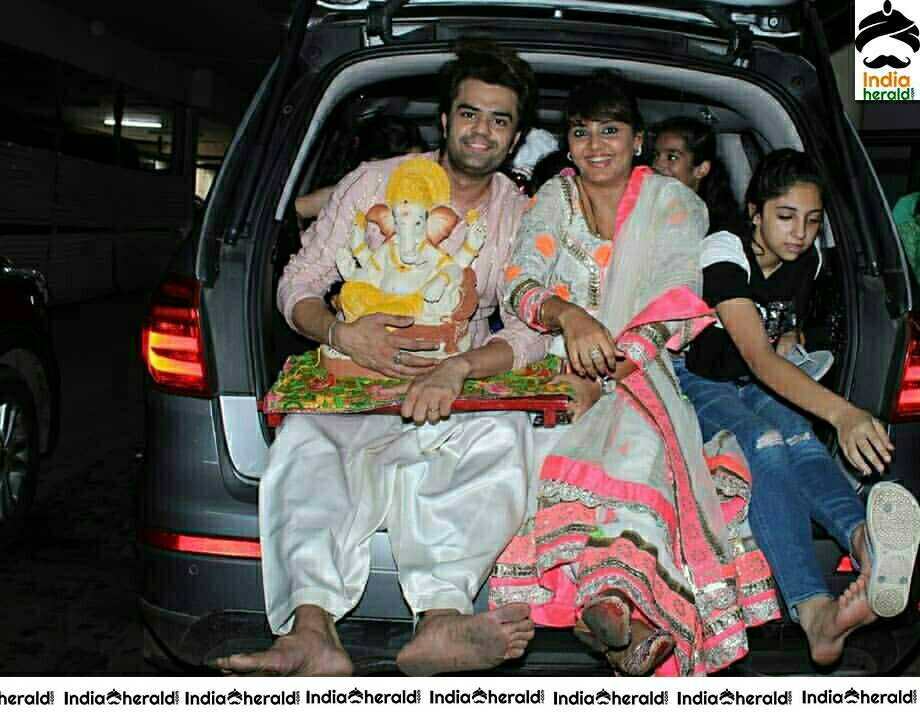 Manish Paul During Ganesh Visarajan