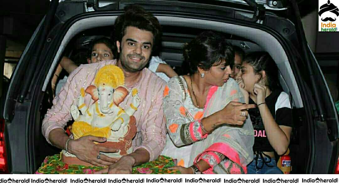 Manish Paul During Ganesh Visarajan