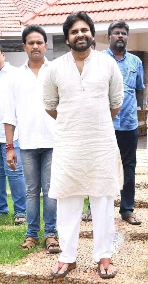 Pawan Kalyan Grand Welcome Stills At Rajhamundry