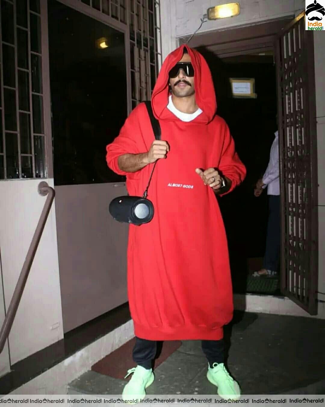 Ranveer Singh Looking weird In Red Blanket Dress