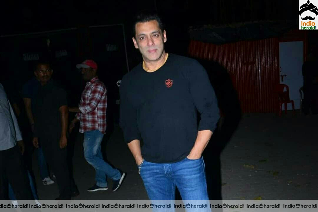 Salman khan Meet His Fan At Bandra Residence