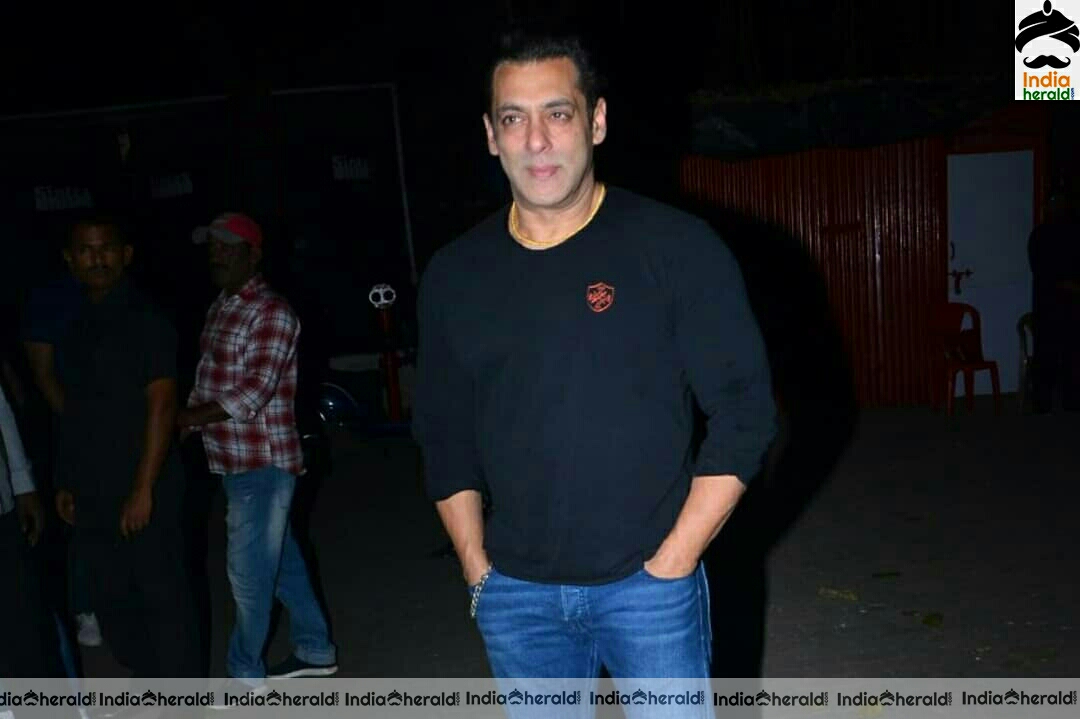 Salman khan Meet His Fan At Bandra Residence