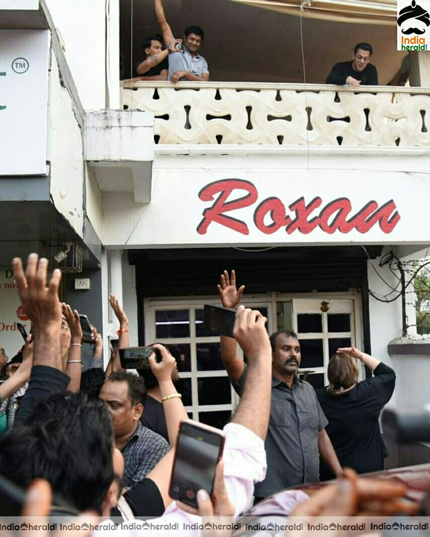 Salman khan Meet His Fan At Bandra Residence