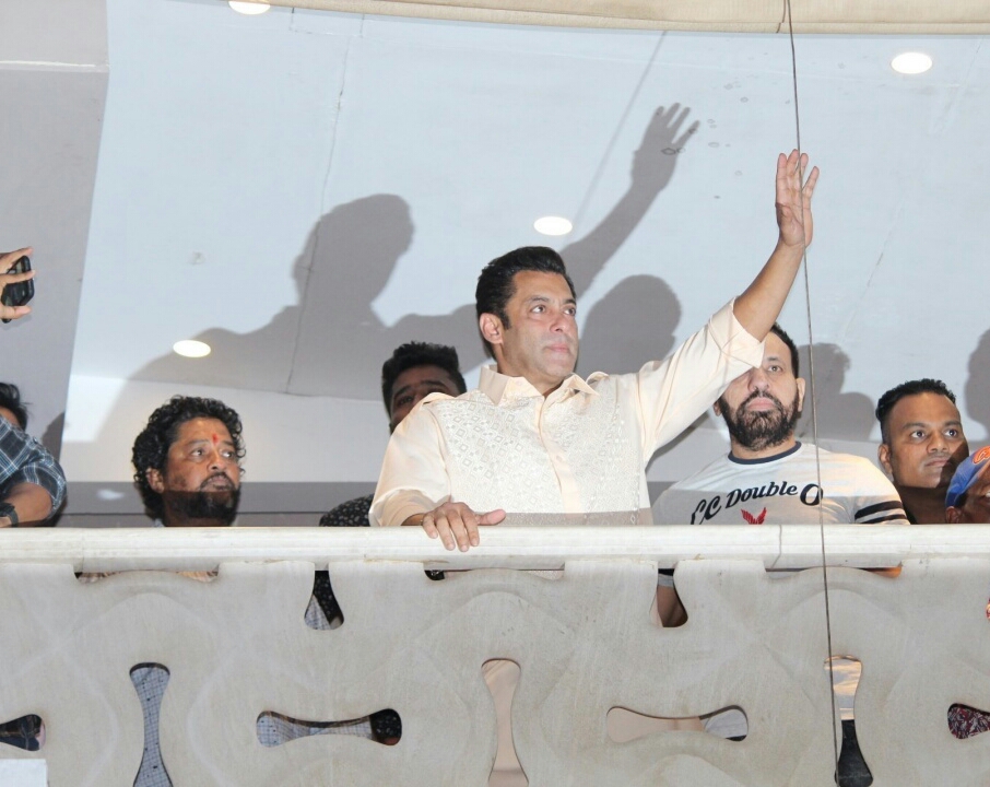 Salman Khan Visit His Fans From Balcony After Bharat Success