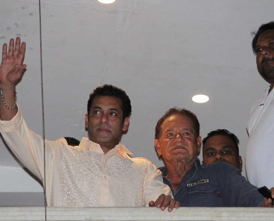 Salman Khan Visit His Fans From Balcony After Bharat Success