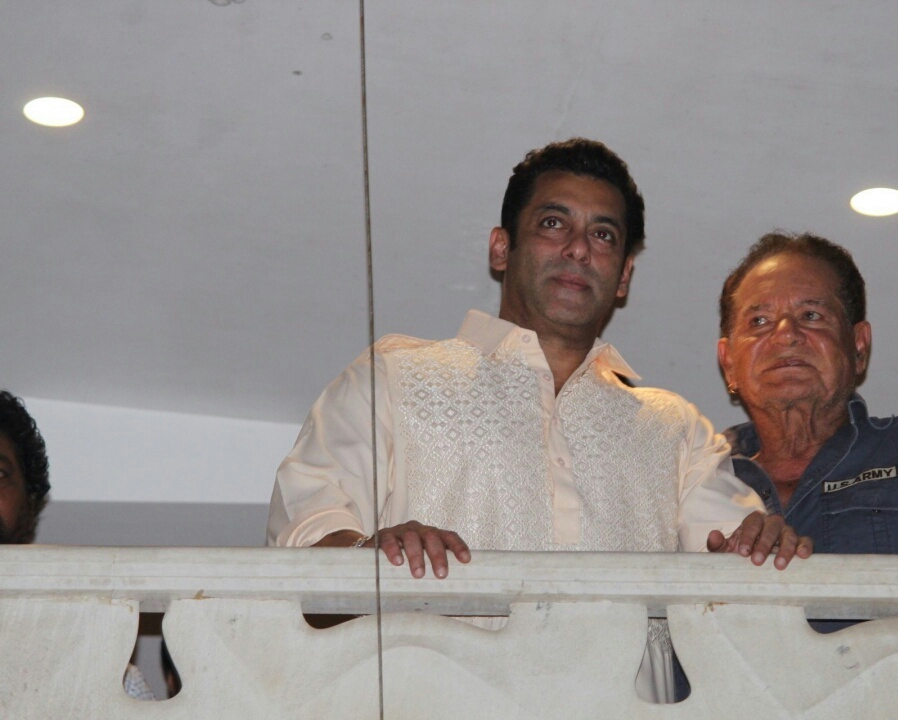 Salman Khan Visit His Fans From Balcony After Bharat Success