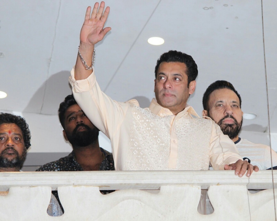 Salman Khan Visit His Fans From Balcony After Bharat Success