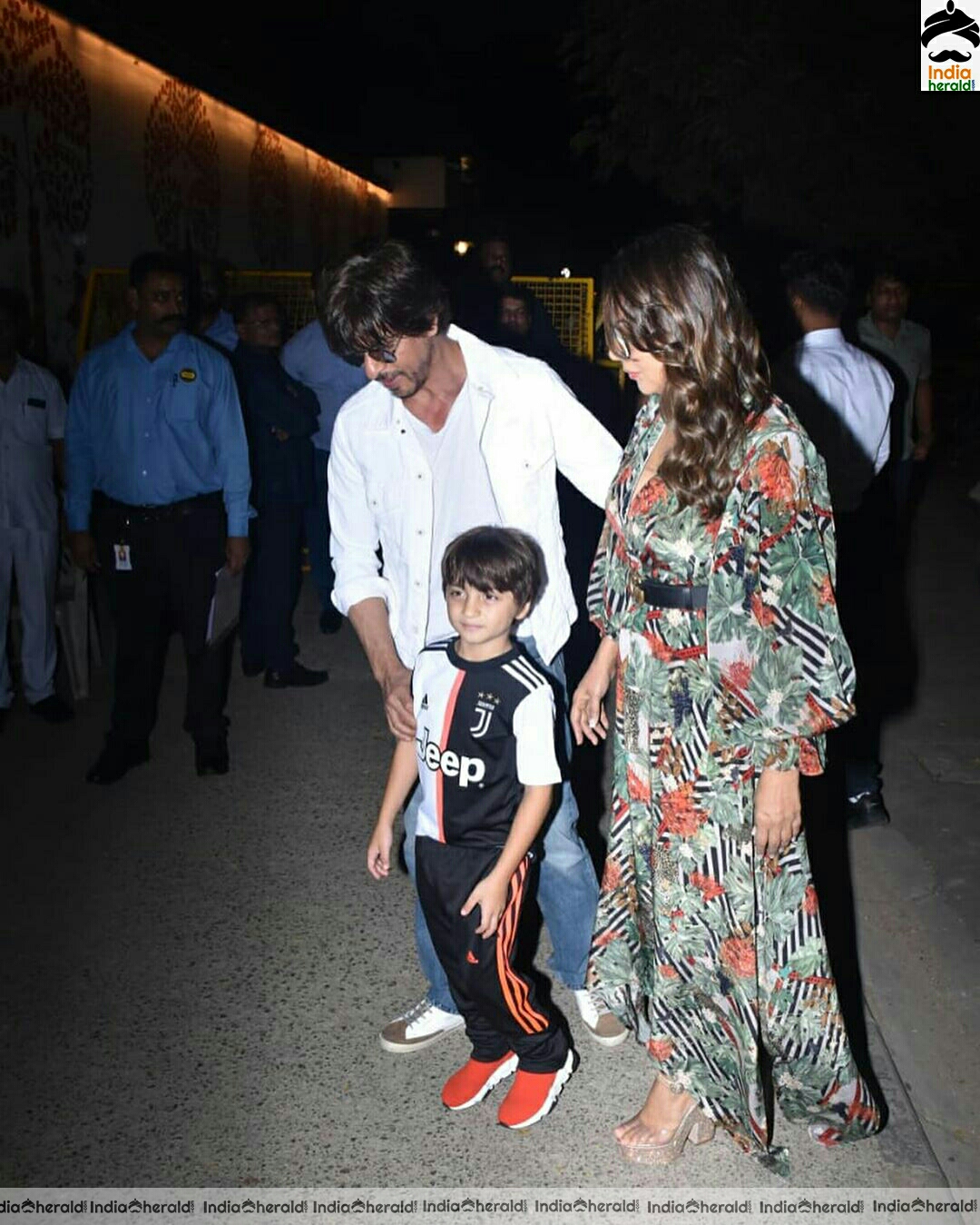 Shah Rukh Khan Spotted At Mumbai Airport With His family