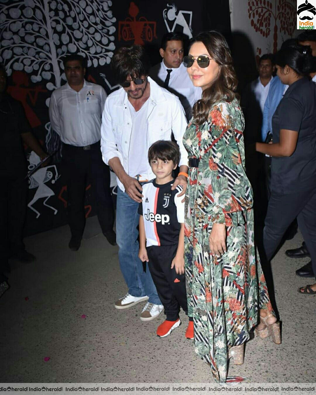 Shah Rukh Khan Spotted At Mumbai Airport With His family