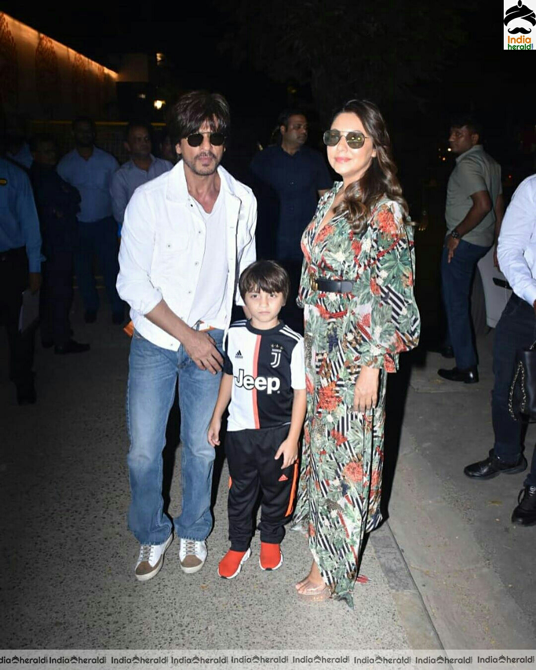 Shah Rukh Khan Spotted At Mumbai Airport With His family