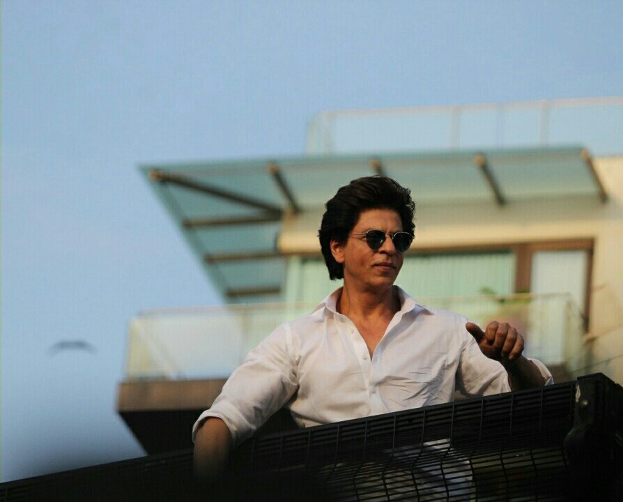 Shahrukh Khan During A Fan Meet From House Balcony