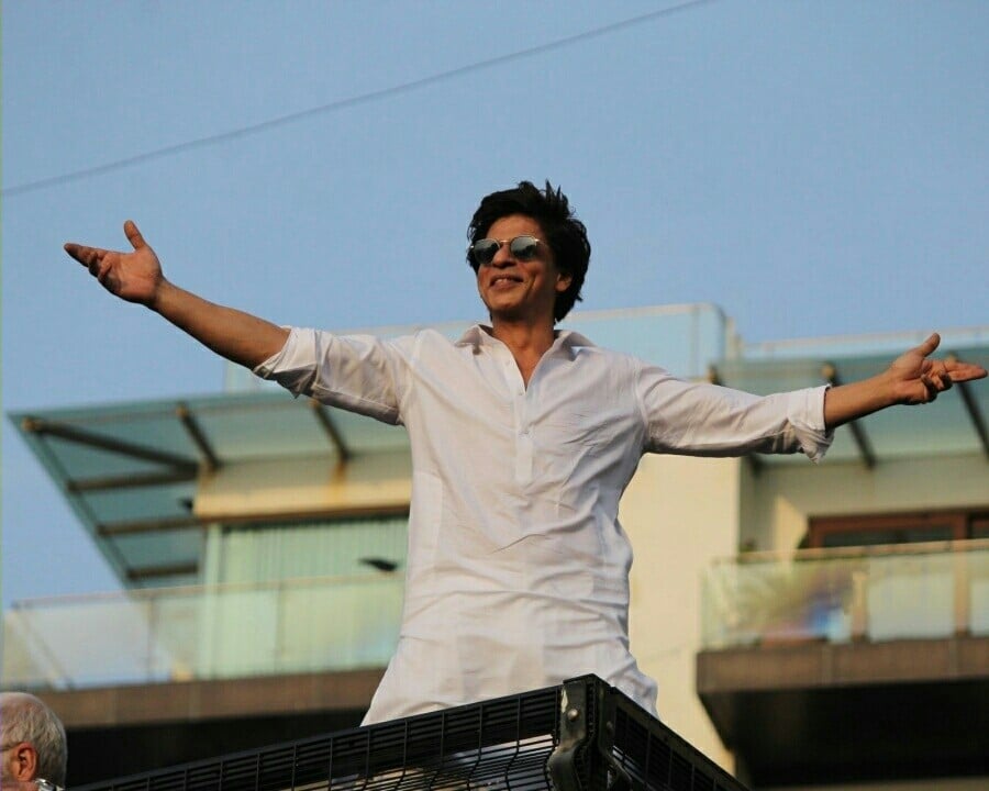 Shahrukh Khan During A Fan Meet From House Balcony