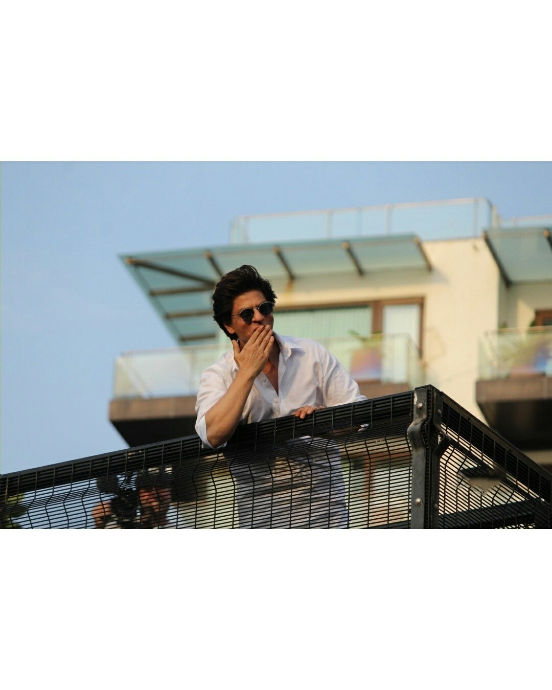 Shahrukh Khan During A Fan Meet From House Balcony