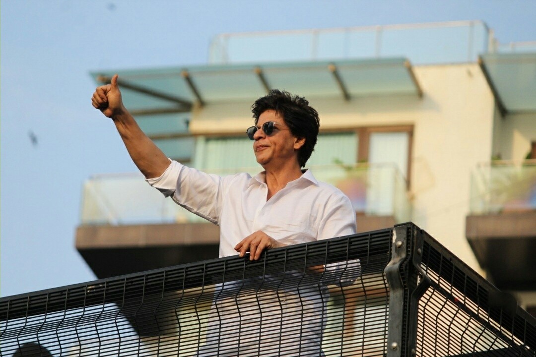 Shahrukh Khan During A Fan Meet From House Balcony