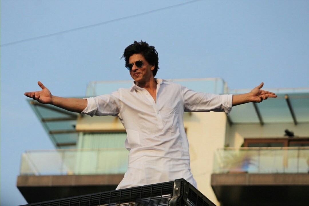 Shahrukh Khan During A Fan Meet From House Balcony