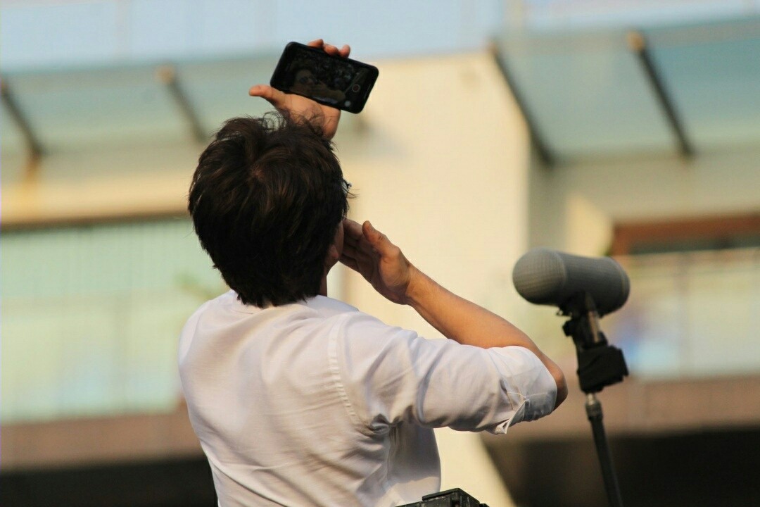 Shahrukh Khan During A Fan Meet From House Balcony