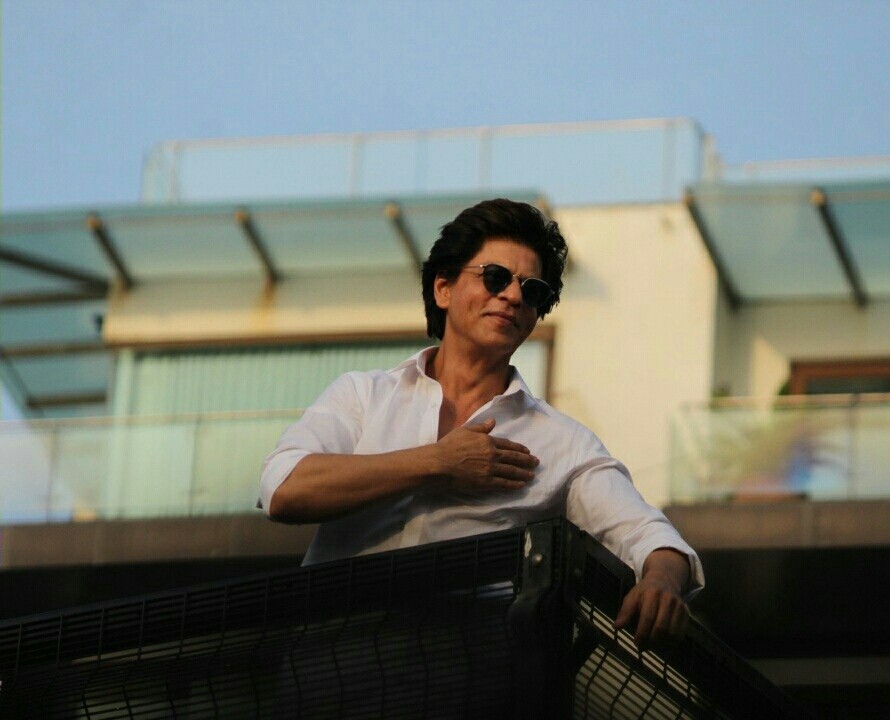 Shahrukh Khan During A Fan Meet From House Balcony