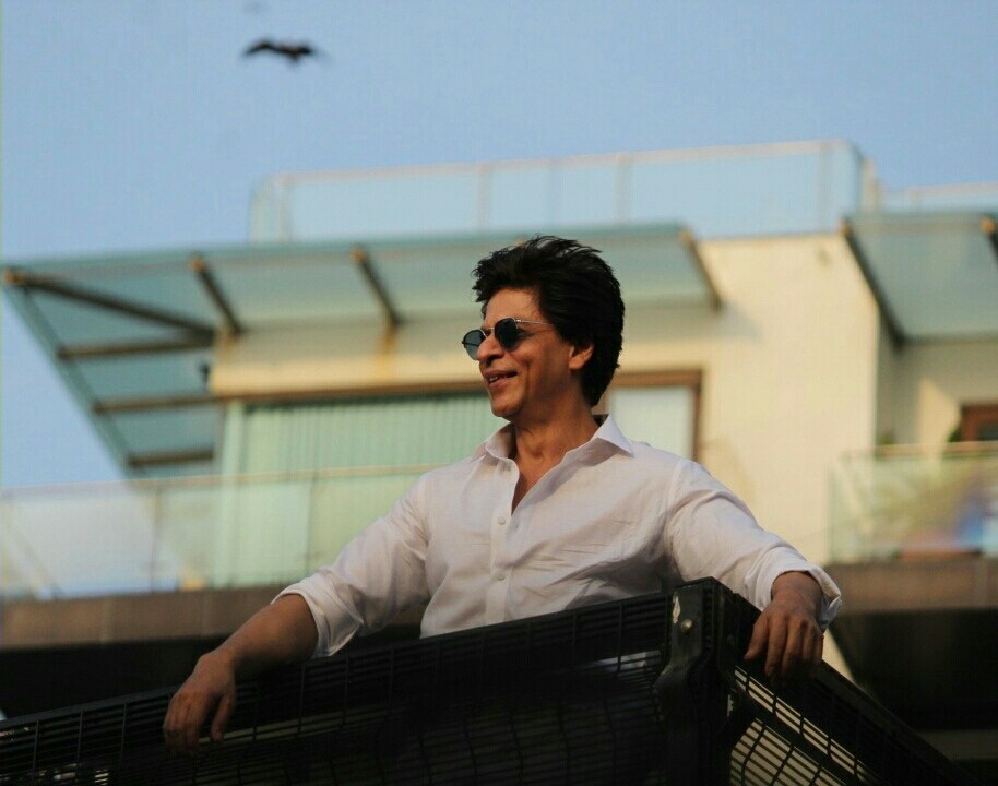 Shahrukh Khan During A Fan Meet From House Balcony