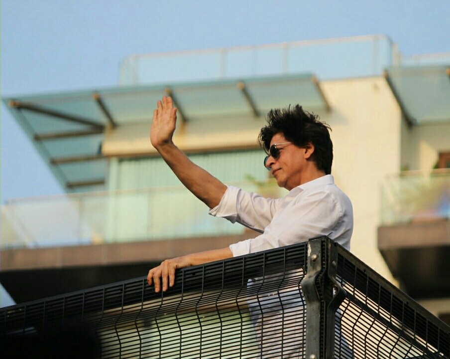 Shahrukh Khan During A Fan Meet From House Balcony