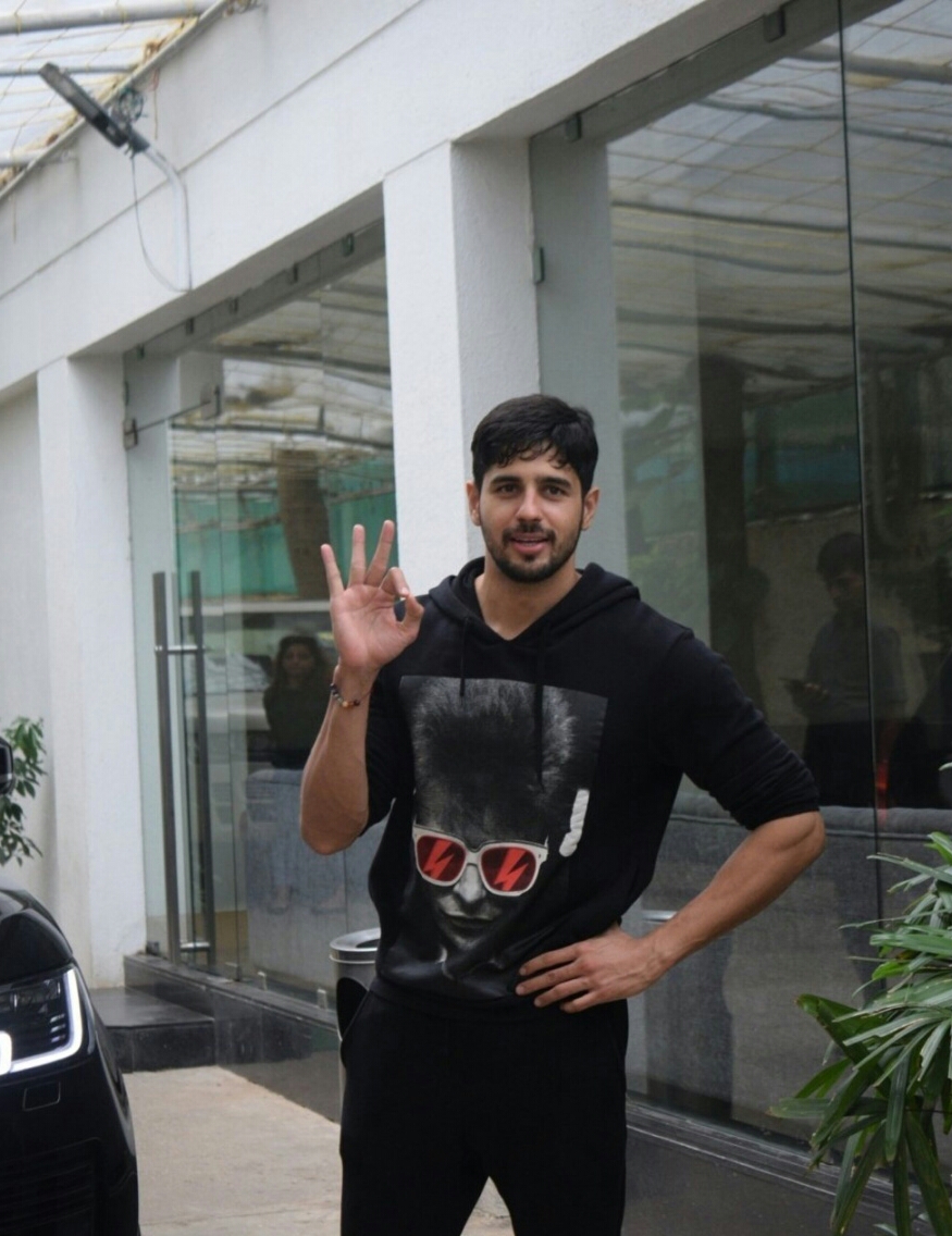 Siddharth Malhotra Spotted Outside At Bandra