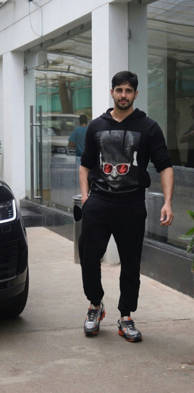 Siddharth Malhotra Spotted Outside At Bandra