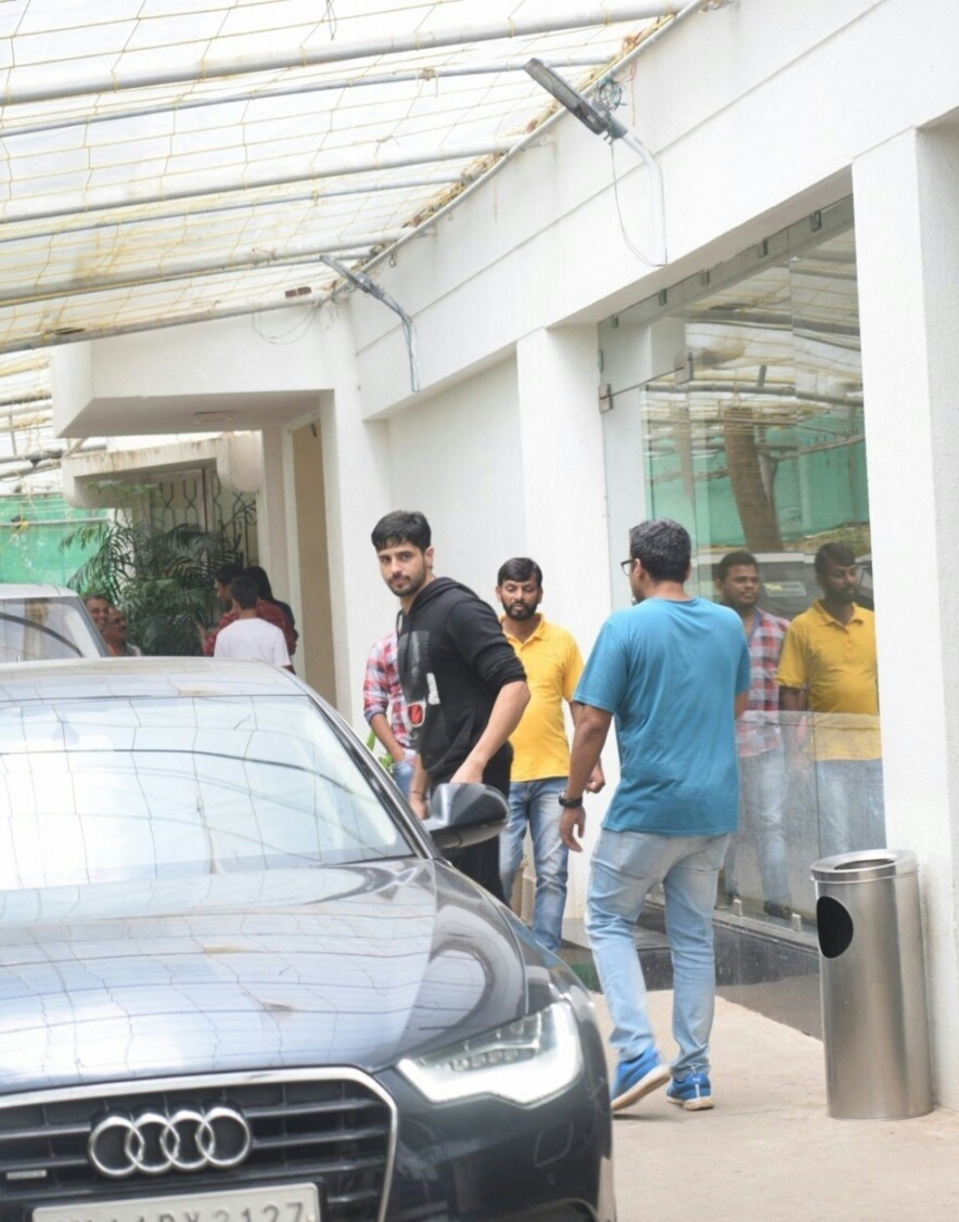 Siddharth Malhotra Spotted Outside At Bandra