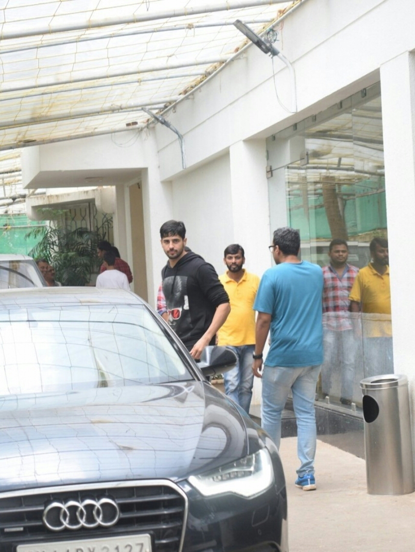 Siddharth Malhotra Spotted Outside At Bandra