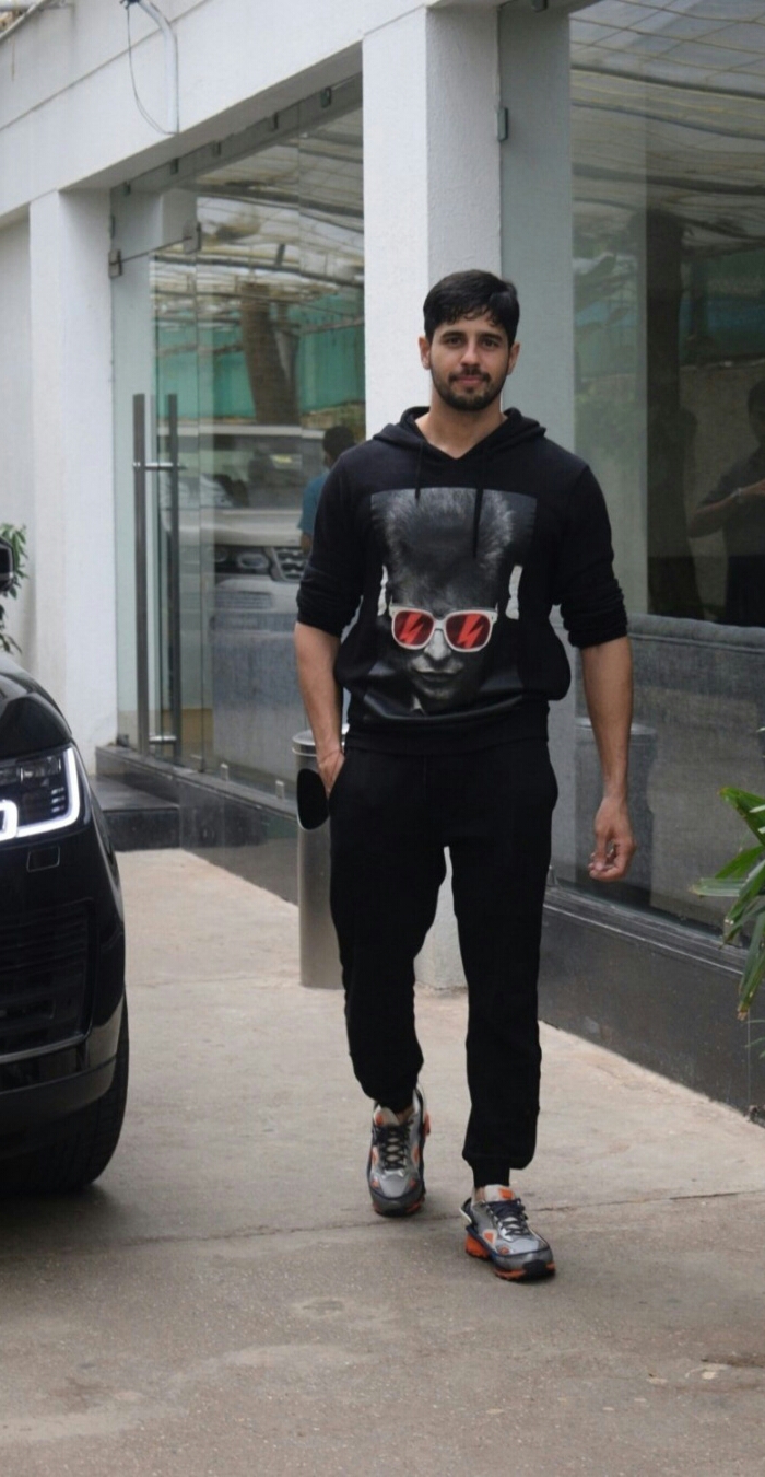 Siddharth Malhotra Spotted Outside At Bandra