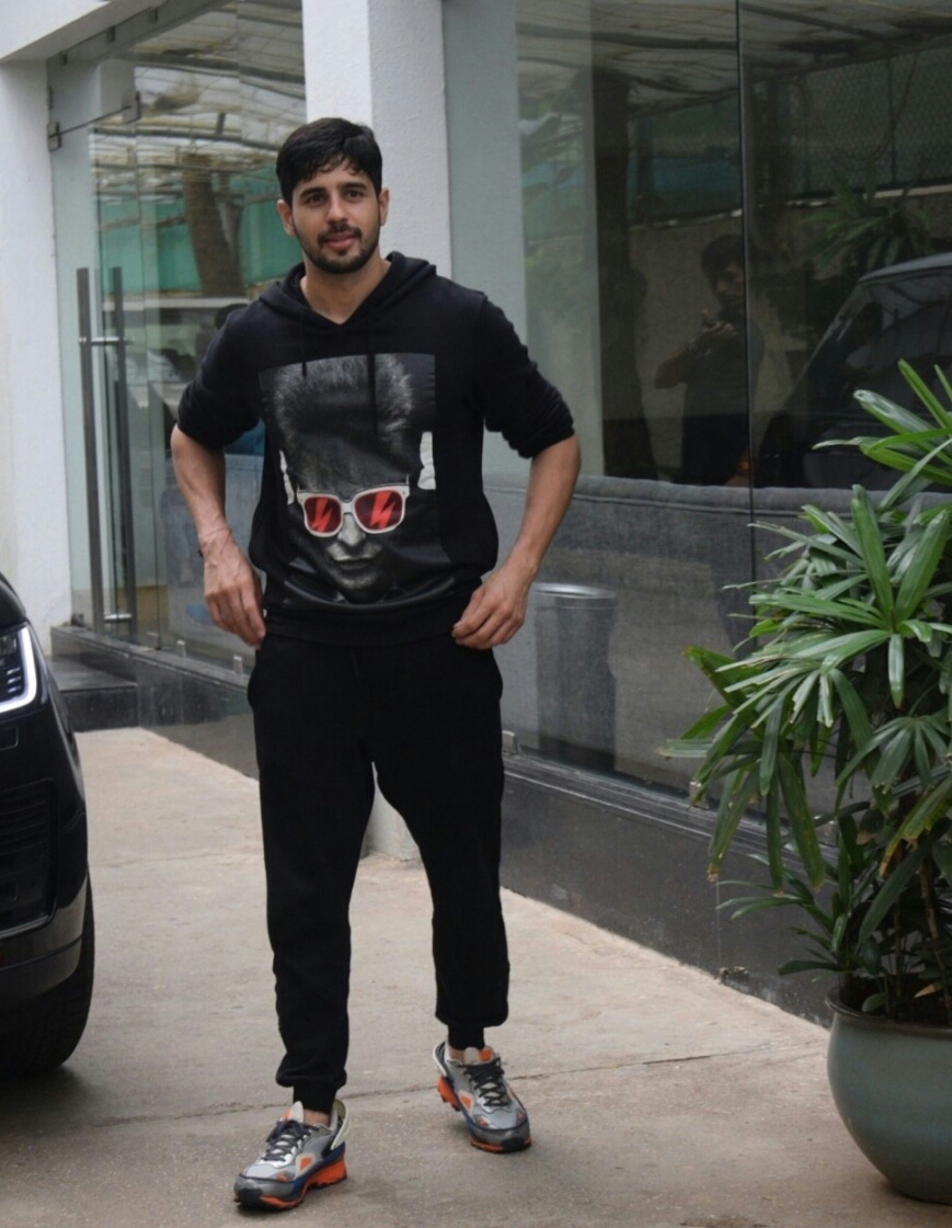 Siddharth Malhotra Spotted Outside At Bandra