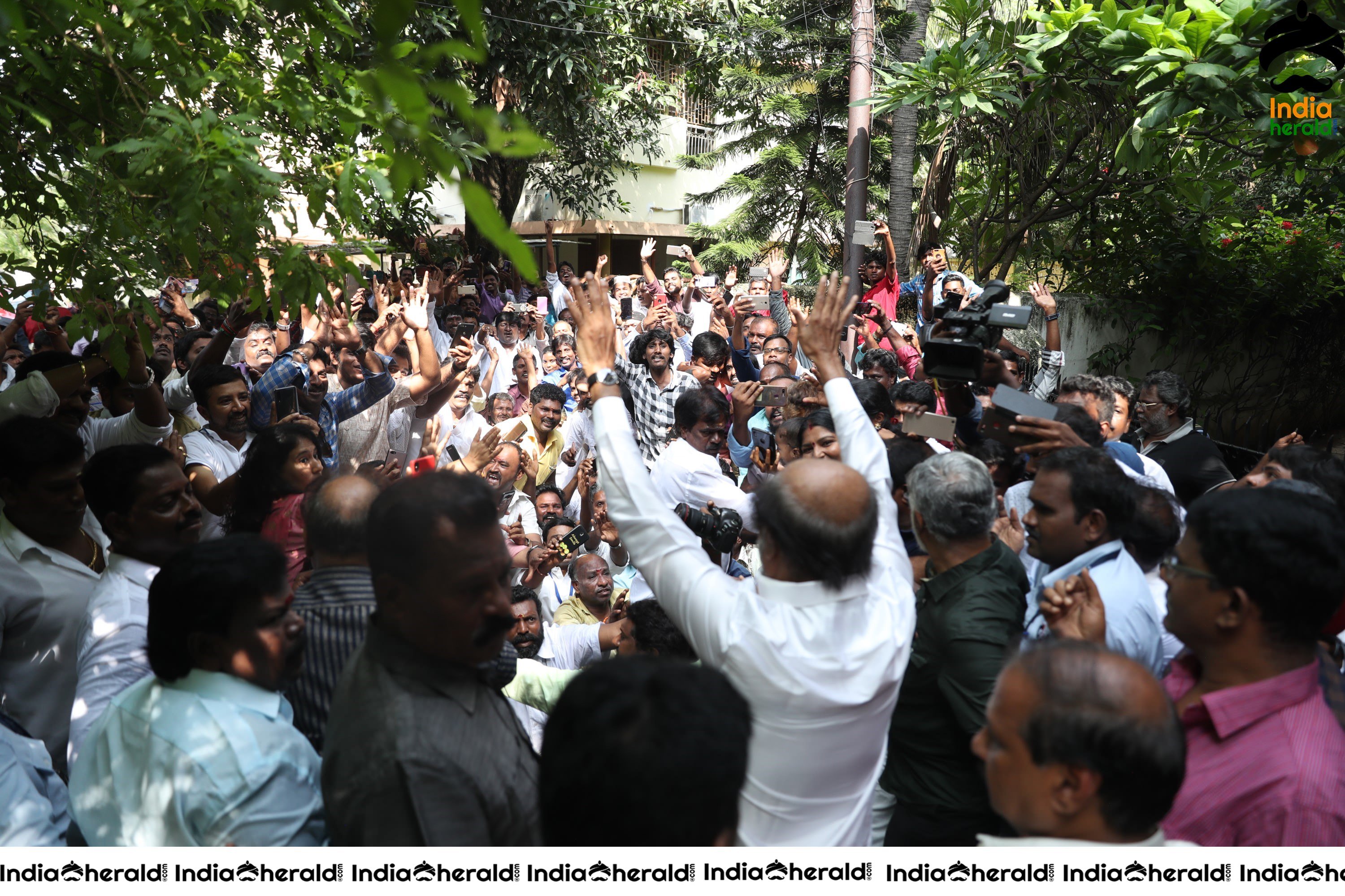 Super Star Rajinikanth Meets the Fans and Media Outside His Residence